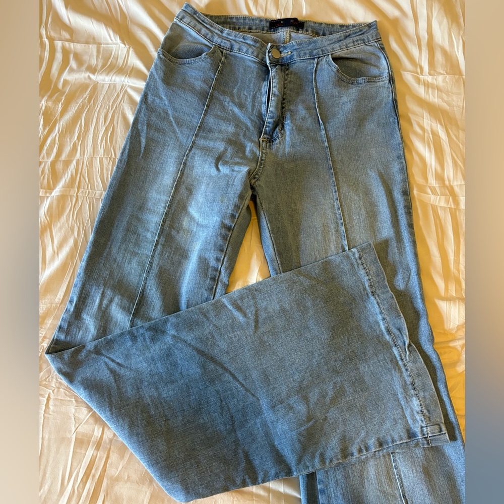 Brand: rock ‘n’ roll denim light wash bootcut/flare fits nicely everywhere.
